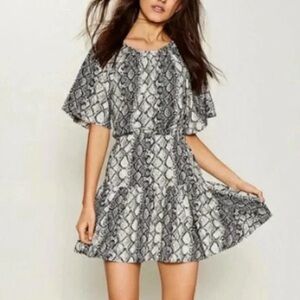Chelsea & Violet Black Gray White Snakeskin Print Tiered Mini Dress Size M